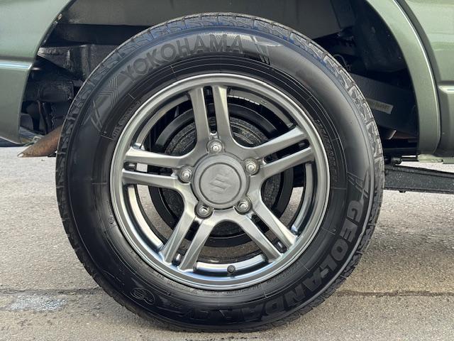 ジムニー ランドベンチャー 4WD 社外ナビTV Bluetooth ETC FOGランプ シーとヒーター ミラーヒーター ヘッドライトレベライザー 電動格納ウィンカーミラー 純正16インチアルミ レザー調シート 背面タイヤ(44枚目)