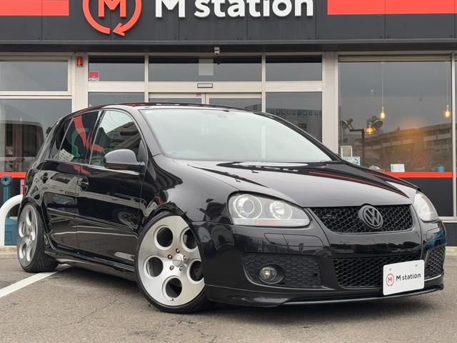ゴルフ ＧＴＩ　ピレリ　１０００台限定車　ｒｏｔｉｆｏｒｍ　ｄｉａ１９インチＡＷ　社外ディスプレイオーディオ　Ｂカメラ　クルコン　ドライブレコーダー　ＥＴＣ　ハーフレザーシート　シートヒーター　本革巻きステリングホイール（5枚目）