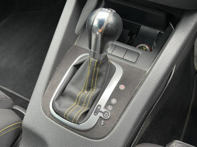 ゴルフ ＧＴＩ　ピレリ　１０００台限定車　ｒｏｔｉｆｏｒｍ　ｄｉａ１９インチＡＷ　社外ディスプレイオーディオ　Ｂカメラ　クルコン　ドライブレコーダー　ＥＴＣ　ハーフレザーシート　シートヒーター　本革巻きステリングホイール（13枚目）