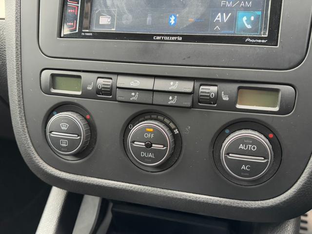 ゴルフ ＧＴＩ　ピレリ　１０００台限定車　ｒｏｔｉｆｏｒｍ　ｄｉａ１９インチＡＷ　社外ディスプレイオーディオ　Ｂカメラ　クルコン　ドライブレコーダー　ＥＴＣ　ハーフレザーシート　シートヒーター　本革巻きステリングホイール（14枚目）