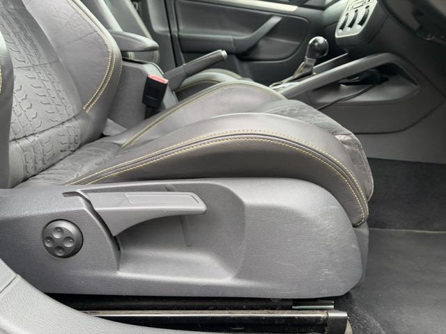 ゴルフ ＧＴＩ　ピレリ　１０００台限定車　ｒｏｔｉｆｏｒｍ　ｄｉａ１９インチＡＷ　社外ディスプレイオーディオ　Ｂカメラ　クルコン　ドライブレコーダー　ＥＴＣ　ハーフレザーシート　シートヒーター　本革巻きステリングホイール（26枚目）