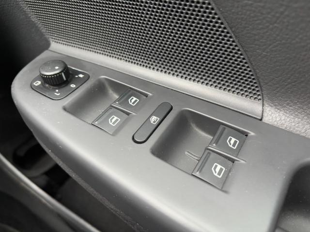 ゴルフ ＧＴＩ　ピレリ　１０００台限定車　ｒｏｔｉｆｏｒｍ　ｄｉａ１９インチＡＷ　社外ディスプレイオーディオ　Ｂカメラ　クルコン　ドライブレコーダー　ＥＴＣ　ハーフレザーシート　シートヒーター　本革巻きステリングホイール（32枚目）