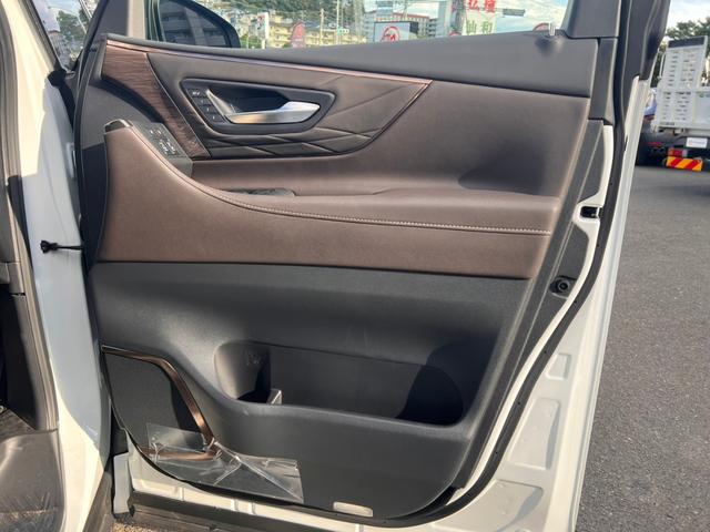 アルファードPHEV エグゼクティブラウンジ トヨタチームメイト セーフティセンス ムーンルーフ メーカー14型ナビTVリヤエンターテイメント JBLサウンド デジタルインナーミラー エグゼクティブラウンジシート ユニバーサルステップ 寒冷地仕様(18枚目)