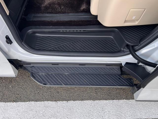 アルファードPHEV エグゼクティブラウンジ トヨタチームメイト セーフティセンス ムーンルーフ メーカー14型ナビTVリヤエンターテイメント JBLサウンド デジタルインナーミラー エグゼクティブラウンジシート ユニバーサルステップ 寒冷地仕様(51枚目)