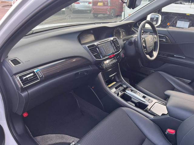 アコードハイブリッド ＥＸ　ホンダセンシング　ＡＣＣ　純正ナビフルセグＢカメラ　車高調ローダウン　外品デジタルインナーミラー　置くだけ充電　シートヒーター　ドラレコ　パワーシート　ＥＴＣ　プッシュスタート　純正１８インチＡＷ（16枚目）