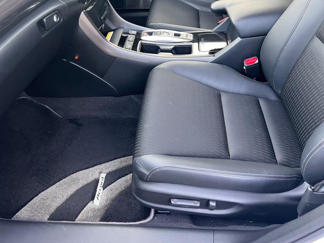 アコードハイブリッド ＥＸ　ホンダセンシング　ＡＣＣ　純正ナビフルセグＢカメラ　車高調ローダウン　外品デジタルインナーミラー　置くだけ充電　シートヒーター　ドラレコ　パワーシート　ＥＴＣ　プッシュスタート　純正１８インチＡＷ（24枚目）