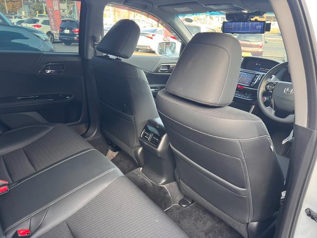 アコードハイブリッド ＥＸ　ホンダセンシング　ＡＣＣ　純正ナビフルセグＢカメラ　車高調ローダウン　外品デジタルインナーミラー　置くだけ充電　シートヒーター　ドラレコ　パワーシート　ＥＴＣ　プッシュスタート　純正１８インチＡＷ（25枚目）