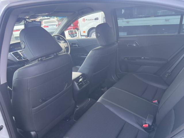 アコードハイブリッド ＥＸ　ホンダセンシング　ＡＣＣ　純正ナビフルセグＢカメラ　車高調ローダウン　外品デジタルインナーミラー　置くだけ充電　シートヒーター　ドラレコ　パワーシート　ＥＴＣ　プッシュスタート　純正１８インチＡＷ（26枚目）