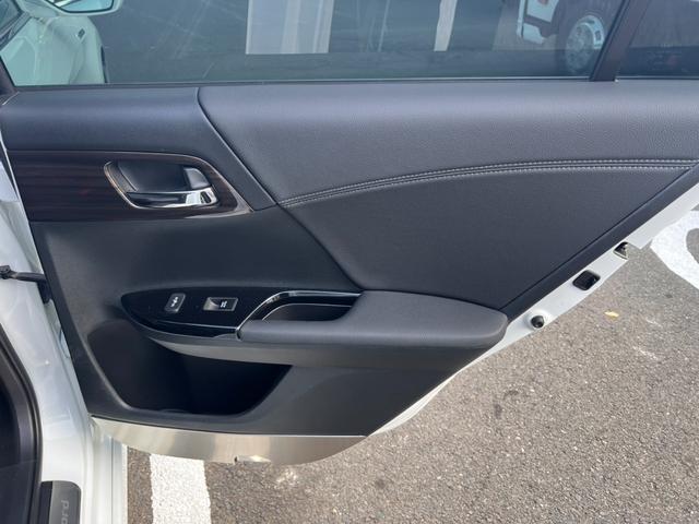 アコードハイブリッド ＥＸ　ホンダセンシング　ＡＣＣ　純正ナビフルセグＢカメラ　車高調ローダウン　外品デジタルインナーミラー　置くだけ充電　シートヒーター　ドラレコ　パワーシート　ＥＴＣ　プッシュスタート　純正１８インチＡＷ（27枚目）