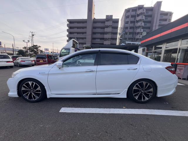 アコードハイブリッド ＥＸ　ホンダセンシング　ＡＣＣ　純正ナビフルセグＢカメラ　車高調ローダウン　外品デジタルインナーミラー　置くだけ充電　シートヒーター　ドラレコ　パワーシート　ＥＴＣ　プッシュスタート　純正１８インチＡＷ（32枚目）