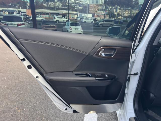 アコードハイブリッド ＥＸ　ホンダセンシング　ＡＣＣ　純正ナビフルセグＢカメラ　車高調ローダウン　外品デジタルインナーミラー　置くだけ充電　シートヒーター　ドラレコ　パワーシート　ＥＴＣ　プッシュスタート　純正１８インチＡＷ（34枚目）