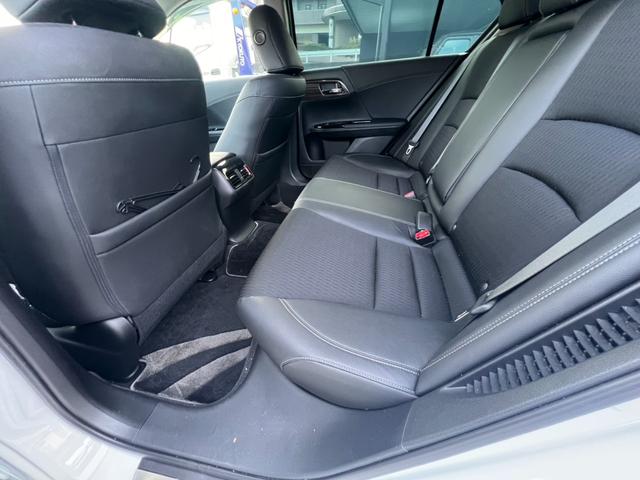 アコードハイブリッド ＥＸ　ホンダセンシング　ＡＣＣ　純正ナビフルセグＢカメラ　車高調ローダウン　外品デジタルインナーミラー　置くだけ充電　シートヒーター　ドラレコ　パワーシート　ＥＴＣ　プッシュスタート　純正１８インチＡＷ（35枚目）