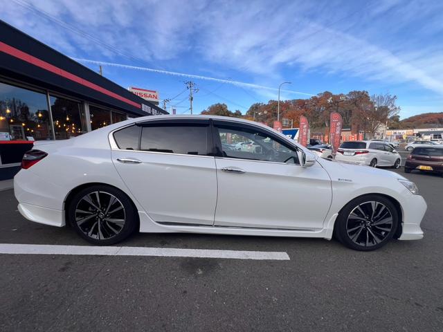 アコードハイブリッド ＥＸ　ホンダセンシング　ＡＣＣ　純正ナビフルセグＢカメラ　車高調ローダウン　外品デジタルインナーミラー　置くだけ充電　シートヒーター　ドラレコ　パワーシート　ＥＴＣ　プッシュスタート　純正１８インチＡＷ（38枚目）