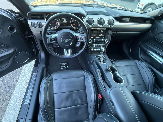 マスタング ５０イヤーズ　エディション　３５０台限定車　左ハンドル　フルセグ　バックカメラ　ブラックレザーシート　パドルシフト　クルーズコントロール　シートヒーター　クーラー　ＥＴＣ　純正１９インチＡＷ（7枚目）