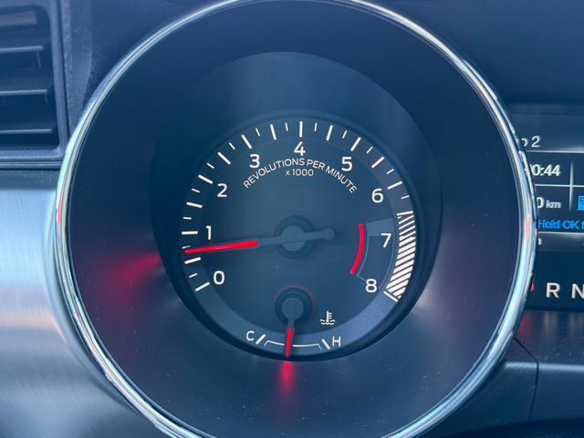 マスタング ５０イヤーズ　エディション　３５０台限定車　左ハンドル　フルセグ　バックカメラ　ブラックレザーシート　パドルシフト　クルーズコントロール　シートヒーター　クーラー　ＥＴＣ　純正１９インチＡＷ（8枚目）