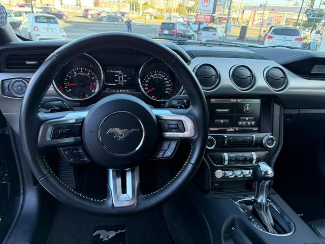 マスタング ５０イヤーズ　エディション　３５０台限定車　左ハンドル　フルセグ　バックカメラ　ブラックレザーシート　パドルシフト　クルーズコントロール　シートヒーター　クーラー　ＥＴＣ　純正１９インチＡＷ（11枚目）