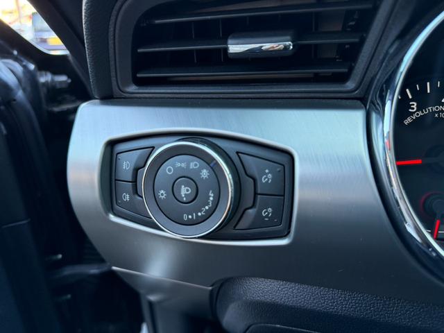 マスタング ５０イヤーズ　エディション　３５０台限定車　左ハンドル　フルセグ　バックカメラ　ブラックレザーシート　パドルシフト　クルーズコントロール　シートヒーター　クーラー　ＥＴＣ　純正１９インチＡＷ（13枚目）