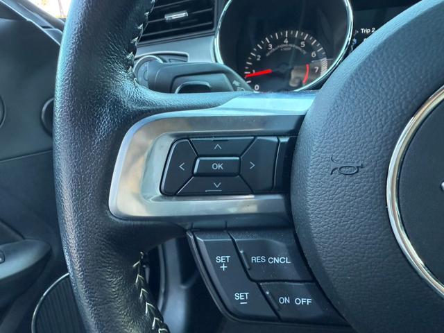 マスタング ５０イヤーズ　エディション　３５０台限定車　左ハンドル　フルセグ　バックカメラ　ブラックレザーシート　パドルシフト　クルーズコントロール　シートヒーター　クーラー　ＥＴＣ　純正１９インチＡＷ（17枚目）