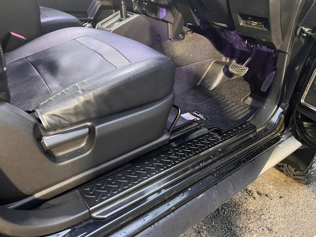 ジムニーシエラ ＪＣ　ワンオーナー　２インチリフトアップ　マッドテレインタイヤ　レイズ１５インチＡＷ　セーフティサポート　クルーズＣ　ダウンヒルアシスト　純正ナビフルセグＢカメラ　シートカバー（19枚目）