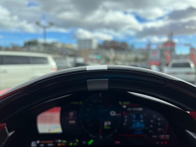 ＳＦ９０スパイダー アセットフィオラノ　ＯＰアセットフィオラ　ＯＰテーラーメイド　ツートンストライプＧｉａｌｌｏＭｏｄｅｎａ　カーボンファイバーホイール　レーシングシート　カーボンファイバーリアデュフューザーアンダーカバーダッシュボード（18枚目）