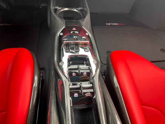 ＳＦ９０スパイダー アセットフィオラノ　ＯＰアセットフィオラ　ＯＰテーラーメイド　ツートンストライプＧｉａｌｌｏＭｏｄｅｎａ　カーボンファイバーホイール　レーシングシート　カーボンファイバーリアデュフューザーアンダーカバーダッシュボード（20枚目）