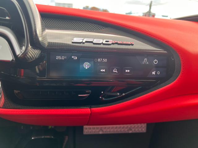 ＳＦ９０スパイダー アセットフィオラノ　ＯＰアセットフィオラ　ＯＰテーラーメイド　ツートンストライプＧｉａｌｌｏＭｏｄｅｎａ　カーボンファイバーホイール　レーシングシート　カーボンファイバーリアデュフューザーアンダーカバーダッシュボード（22枚目）