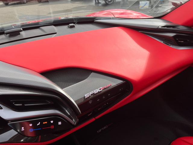 ＳＦ９０スパイダー アセットフィオラノ　ＯＰアセットフィオラ　ＯＰテーラーメイド　ツートンストライプＧｉａｌｌｏＭｏｄｅｎａ　カーボンファイバーホイール　レーシングシート　カーボンファイバーリアデュフューザーアンダーカバーダッシュボード（23枚目）