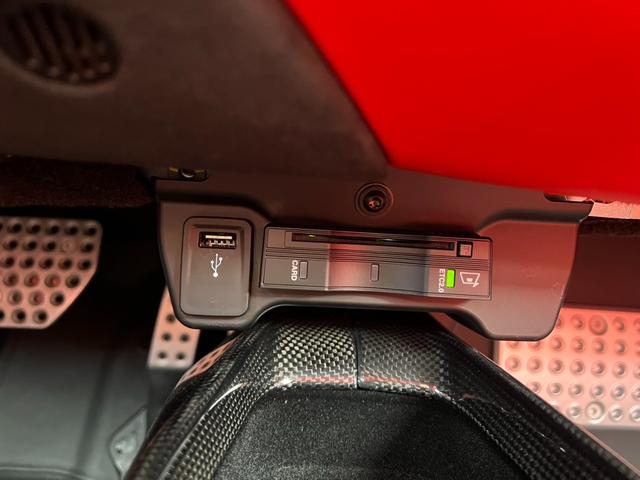 ＳＦ９０スパイダー アセットフィオラノ　ＯＰアセットフィオラ　ＯＰテーラーメイド　ツートンストライプＧｉａｌｌｏＭｏｄｅｎａ　カーボンファイバーホイール　レーシングシート　カーボンファイバーリアデュフューザーアンダーカバーダッシュボード（26枚目）