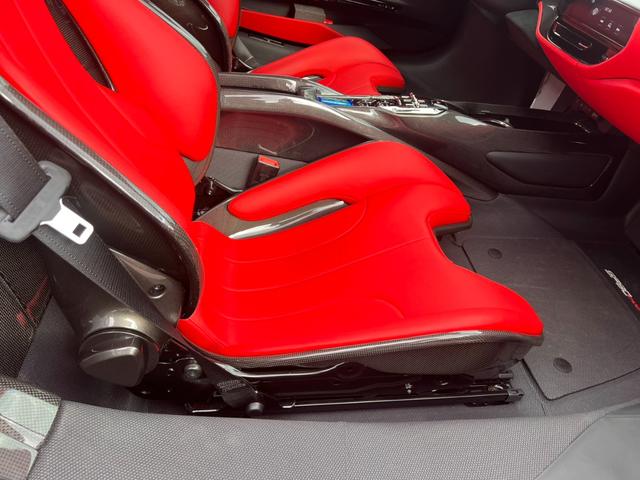 ＳＦ９０スパイダー アセットフィオラノ　ＯＰアセットフィオラ　ＯＰテーラーメイド　ツートンストライプＧｉａｌｌｏＭｏｄｅｎａ　カーボンファイバーホイール　レーシングシート　カーボンファイバーリアデュフューザーアンダーカバーダッシュボード（27枚目）