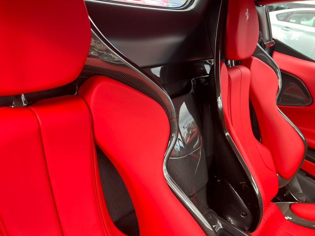 ＳＦ９０スパイダー アセットフィオラノ　ＯＰアセットフィオラ　ＯＰテーラーメイド　ツートンストライプＧｉａｌｌｏＭｏｄｅｎａ　カーボンファイバーホイール　レーシングシート　カーボンファイバーリアデュフューザーアンダーカバーダッシュボード（30枚目）