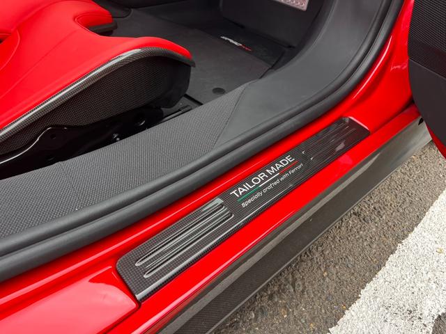 ＳＦ９０スパイダー アセットフィオラノ　ＯＰアセットフィオラ　ＯＰテーラーメイド　ツートンストライプＧｉａｌｌｏＭｏｄｅｎａ　カーボンファイバーホイール　レーシングシート　カーボンファイバーリアデュフューザーアンダーカバーダッシュボード（32枚目）