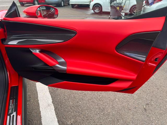 ＳＦ９０スパイダー アセットフィオラノ　ＯＰアセットフィオラ　ＯＰテーラーメイド　ツートンストライプＧｉａｌｌｏＭｏｄｅｎａ　カーボンファイバーホイール　レーシングシート　カーボンファイバーリアデュフューザーアンダーカバーダッシュボード（33枚目）