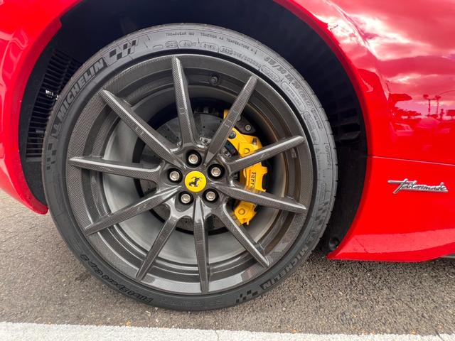 ＳＦ９０スパイダー アセットフィオラノ　ＯＰアセットフィオラ　ＯＰテーラーメイド　ツートンストライプＧｉａｌｌｏＭｏｄｅｎａ　カーボンファイバーホイール　レーシングシート　カーボンファイバーリアデュフューザーアンダーカバーダッシュボード（37枚目）