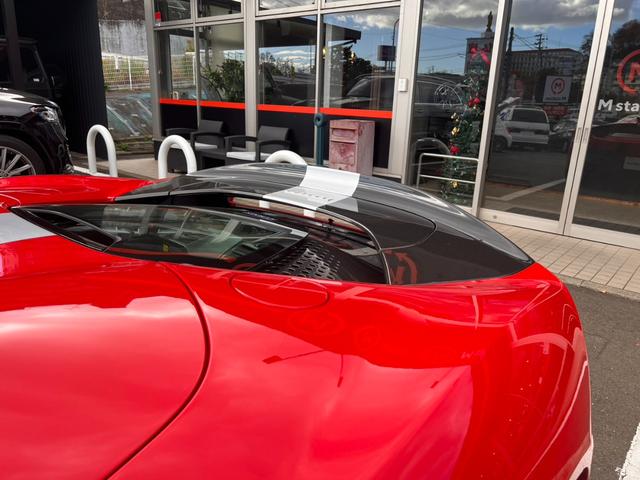 ＳＦ９０スパイダー アセットフィオラノ　ＯＰアセットフィオラ　ＯＰテーラーメイド　ツートンストライプＧｉａｌｌｏＭｏｄｅｎａ　カーボンファイバーホイール　レーシングシート　カーボンファイバーリアデュフューザーアンダーカバーダッシュボード（47枚目）