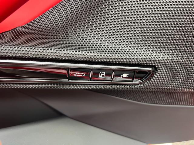 ＳＦ９０スパイダー アセットフィオラノ　ＯＰアセットフィオラ　ＯＰテーラーメイド　ツートンストライプＧｉａｌｌｏＭｏｄｅｎａ　カーボンファイバーホイール　レーシングシート　カーボンファイバーリアデュフューザーアンダーカバーダッシュボード（57枚目）