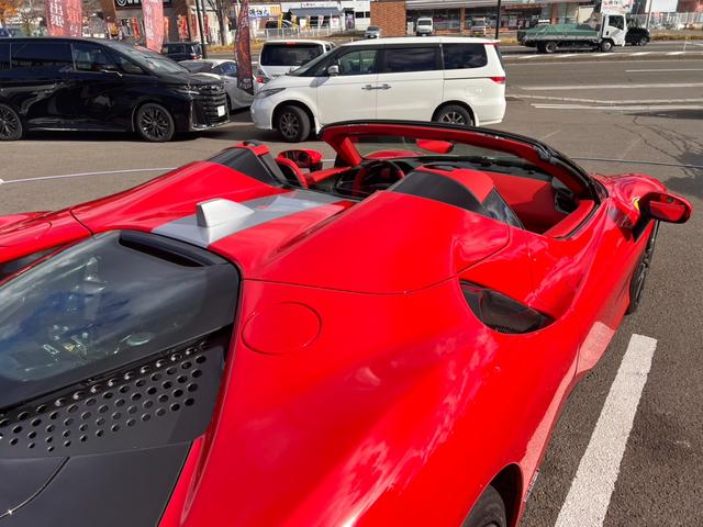 ＳＦ９０スパイダー アセットフィオラノ　ＯＰアセットフィオラ　ＯＰテーラーメイド　ツートンストライプＧｉａｌｌｏＭｏｄｅｎａ　カーボンファイバーホイール　レーシングシート　カーボンファイバーリアデュフューザーアンダーカバーダッシュボード（65枚目）