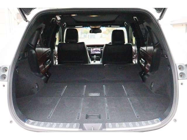 分割可倒式シートで長い荷物もラクラク積み込み♪