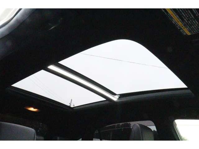 ドライブも楽しくなるサンルーフ付き♪