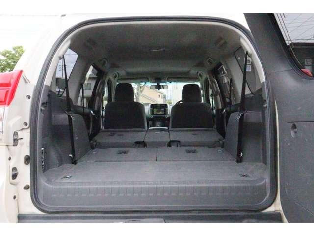 後ろのシートを全て倒せばこんなに広々♪