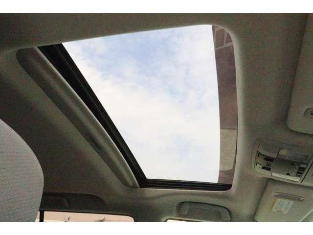 サンルーフ付きでドライブも快適♪