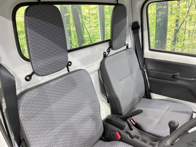 KCエアコン・パワステ 4WD 届未済未使用車 5速マニュアル オートライト 3方開荷台 ミチ板引掛式リアゲート ロープフック付トリイ エアコン パワーステアリング メッキグリル ABS Wエアバック アクセサリーソケット(10枚目)