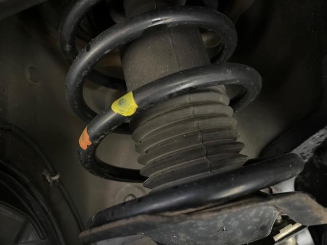 キューブ １５Ｘ　ＣＡＲＯＺＺＥＲＩＡ製ＳＤナビ　バックカメラ　禁煙車　スマートキー　オートエアコン　Ｂｌｕｅｔｏｏｔｈ再生　ＣＤ／ＤＶＤ再生　フルセグ　革巻きハンドル　ドアバイザー　盗難防止装置　プライバシーガラス（21枚目）