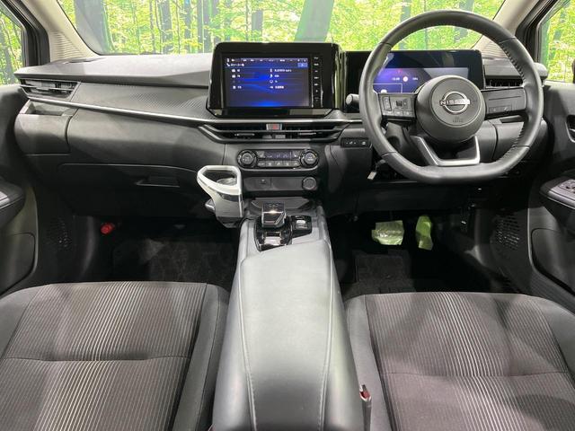 ノート Ｘ　ＦＯＵＲ　純正９インチナビ　バックカメラ　禁煙車　衝突軽減装置　スマートキー　オートライト　ＥＴＣ　シートヒーター　ドラレコ　レーンアシスト　クリアランスソナー　ドアバイザー　電動格納ミラー　プライバシーガラス（2枚目）