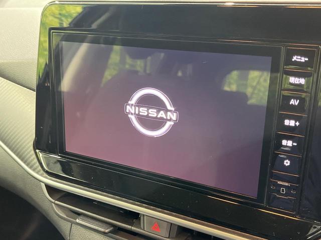 ノート Ｘ　ＦＯＵＲ　純正９インチナビ　バックカメラ　禁煙車　衝突軽減装置　スマートキー　オートライト　ＥＴＣ　シートヒーター　ドラレコ　レーンアシスト　クリアランスソナー　ドアバイザー　電動格納ミラー　プライバシーガラス（3枚目）