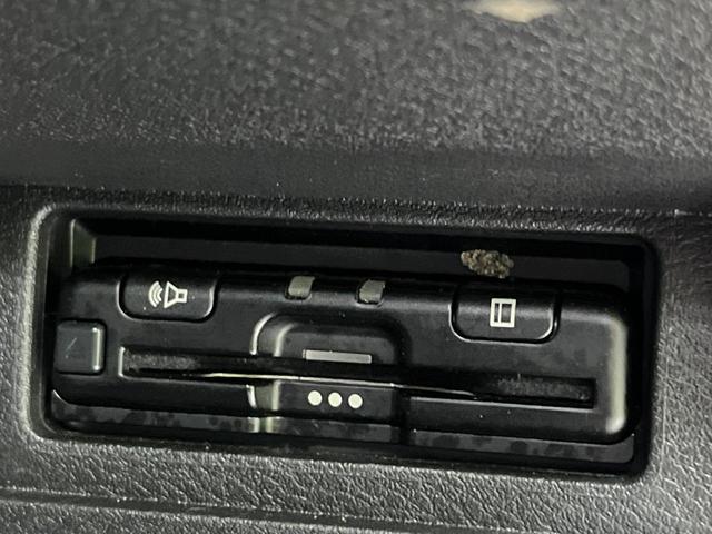 ノート Ｘ　ＦＯＵＲ　純正９インチナビ　バックカメラ　禁煙車　衝突軽減装置　スマートキー　オートライト　ＥＴＣ　シートヒーター　ドラレコ　レーンアシスト　クリアランスソナー　ドアバイザー　電動格納ミラー　プライバシーガラス（7枚目）