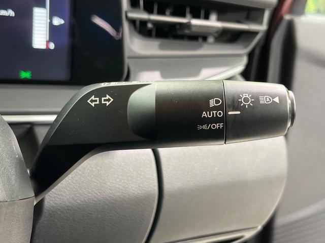 ノート Ｘ　ＦＯＵＲ　純正９インチナビ　バックカメラ　禁煙車　衝突軽減装置　スマートキー　オートライト　ＥＴＣ　シートヒーター　ドラレコ　レーンアシスト　クリアランスソナー　ドアバイザー　電動格納ミラー　プライバシーガラス（8枚目）