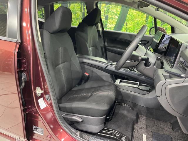 ノート Ｘ　ＦＯＵＲ　純正９インチナビ　バックカメラ　禁煙車　衝突軽減装置　スマートキー　オートライト　ＥＴＣ　シートヒーター　ドラレコ　レーンアシスト　クリアランスソナー　ドアバイザー　電動格納ミラー　プライバシーガラス（9枚目）