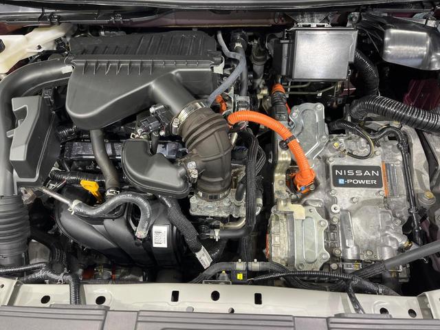 ノート Ｘ　ＦＯＵＲ　純正９インチナビ　バックカメラ　禁煙車　衝突軽減装置　スマートキー　オートライト　ＥＴＣ　シートヒーター　ドラレコ　レーンアシスト　クリアランスソナー　ドアバイザー　電動格納ミラー　プライバシーガラス（19枚目）