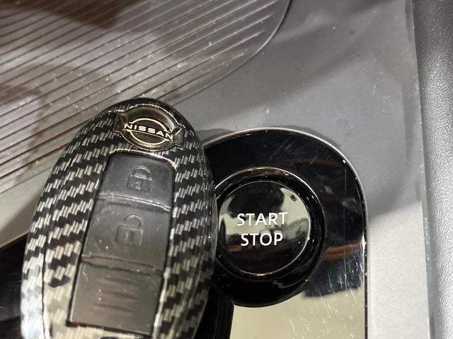 ノート Ｘ　ＦＯＵＲ　純正９インチナビ　バックカメラ　禁煙車　衝突軽減装置　スマートキー　オートライト　ＥＴＣ　シートヒーター　ドラレコ　レーンアシスト　クリアランスソナー　ドアバイザー　電動格納ミラー　プライバシーガラス（41枚目）