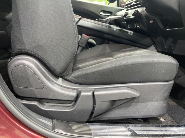 ノート Ｘ　ＦＯＵＲ　純正９インチナビ　バックカメラ　禁煙車　衝突軽減装置　スマートキー　オートライト　ＥＴＣ　シートヒーター　ドラレコ　レーンアシスト　クリアランスソナー　ドアバイザー　電動格納ミラー　プライバシーガラス（46枚目）
